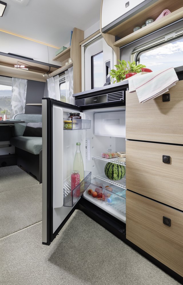 Fendt-Caravan APERO Activ 465 GE geöffneter Kühlschrank