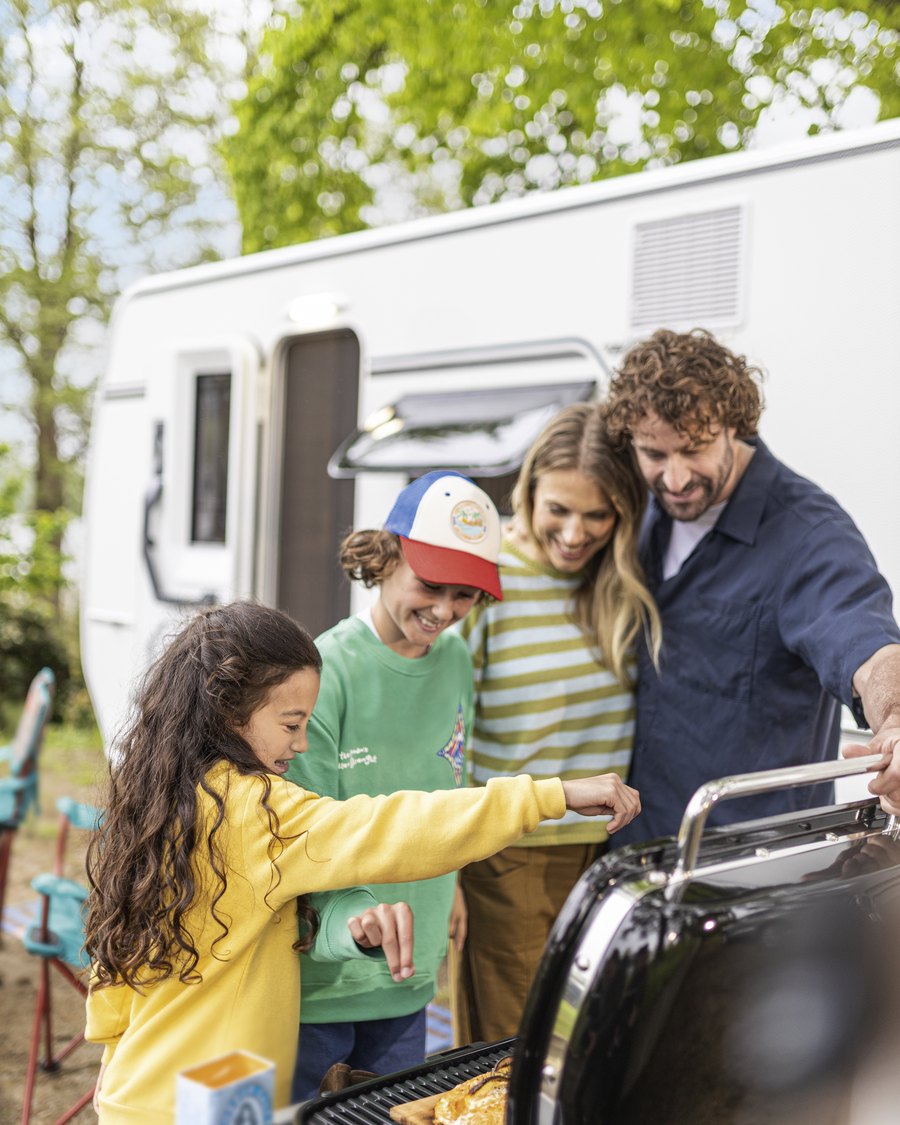 Familie vor einem Fendt-Caravan BIANCO Selection 550 SKM