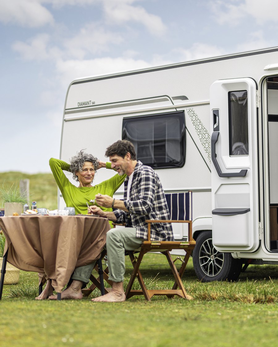 Paar vor einem Fendt-Caravan DIAMANT
