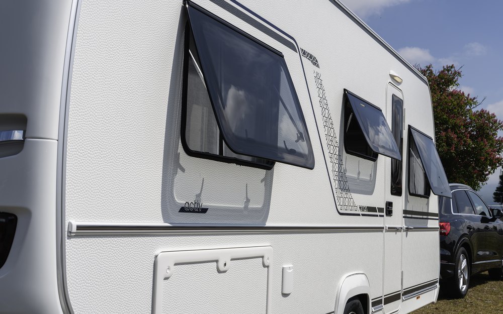 Fendt-Caravan Türseite mit geöffneten Fenstern